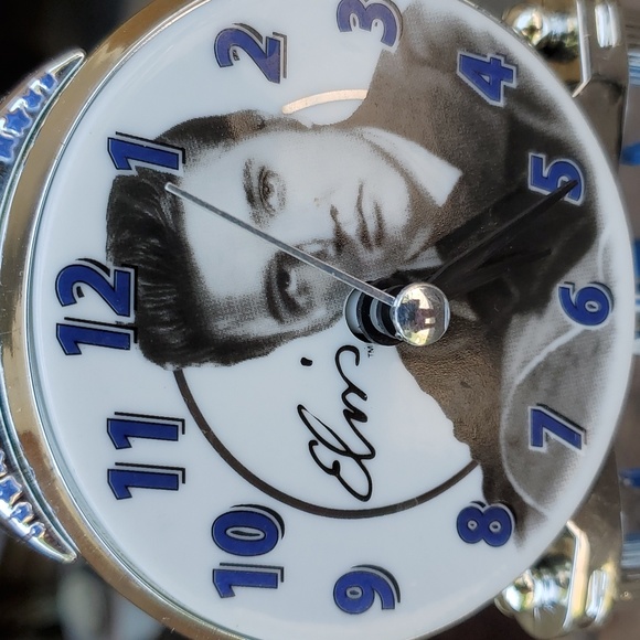 Kitchy Elvis clock with spinning guitars - Picture 6 of 12